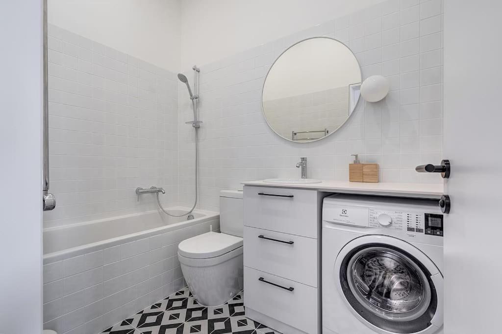 Spacious 2-Bedroom Flat In Old Town By Urban Rent Вилнюс Екстериор снимка
