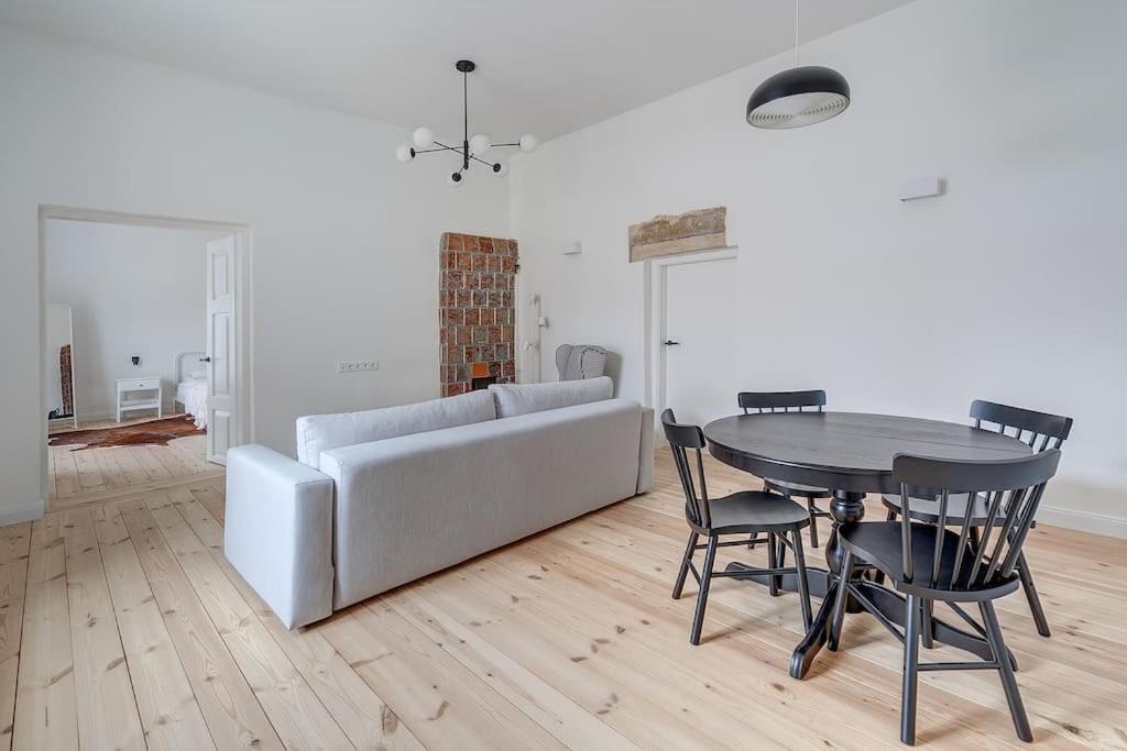 Spacious 2-Bedroom Flat In Old Town By Urban Rent Вилнюс Екстериор снимка