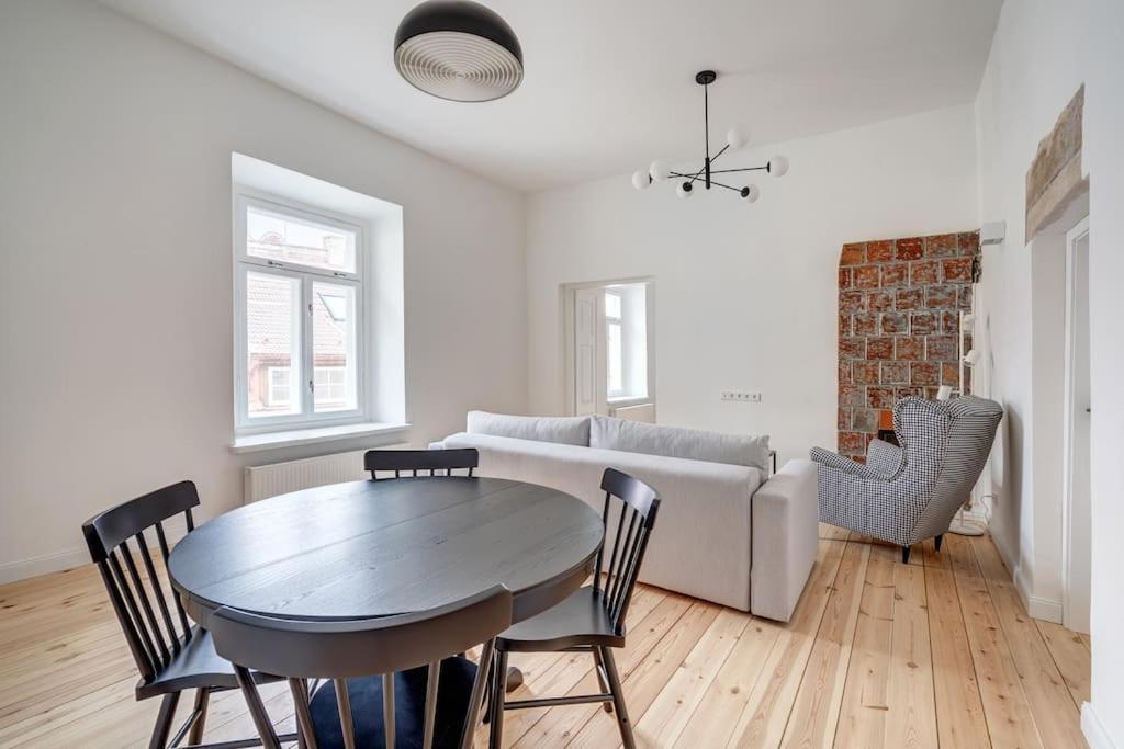 Spacious 2-Bedroom Flat In Old Town By Urban Rent Вилнюс Екстериор снимка